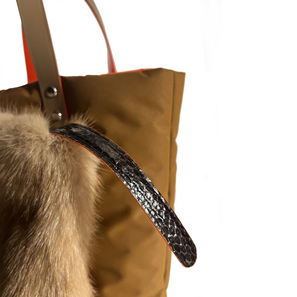 Vénus  Tote bag  CARAMEL design avec une  poche en fourrure de vison recyclée