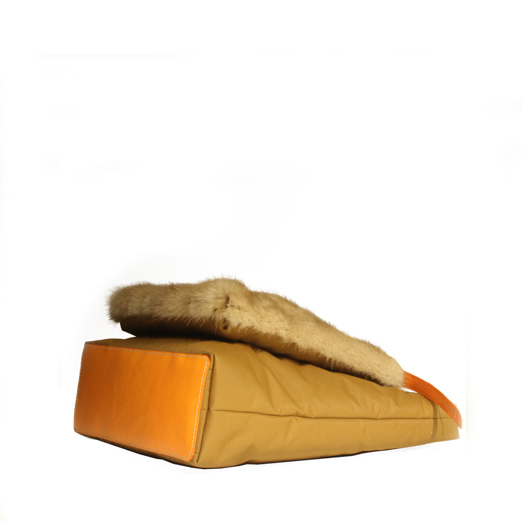 Vénus  Tote bag  CARAMEL design avec une  poche en fourrure de vison recyclée